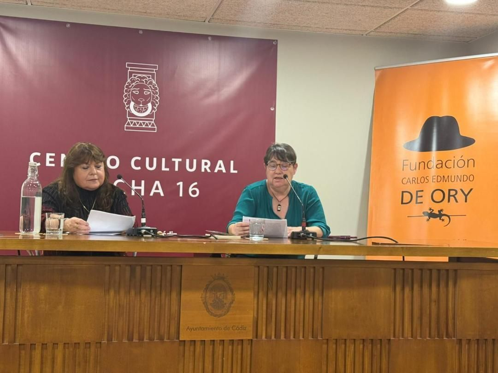 La escritora Patrizzia Maruffi, con Mari Paz Fernández, durante la presentación del libro ‘Memoria diluida’ , en el Espacio Cultural Ancha, 16.
