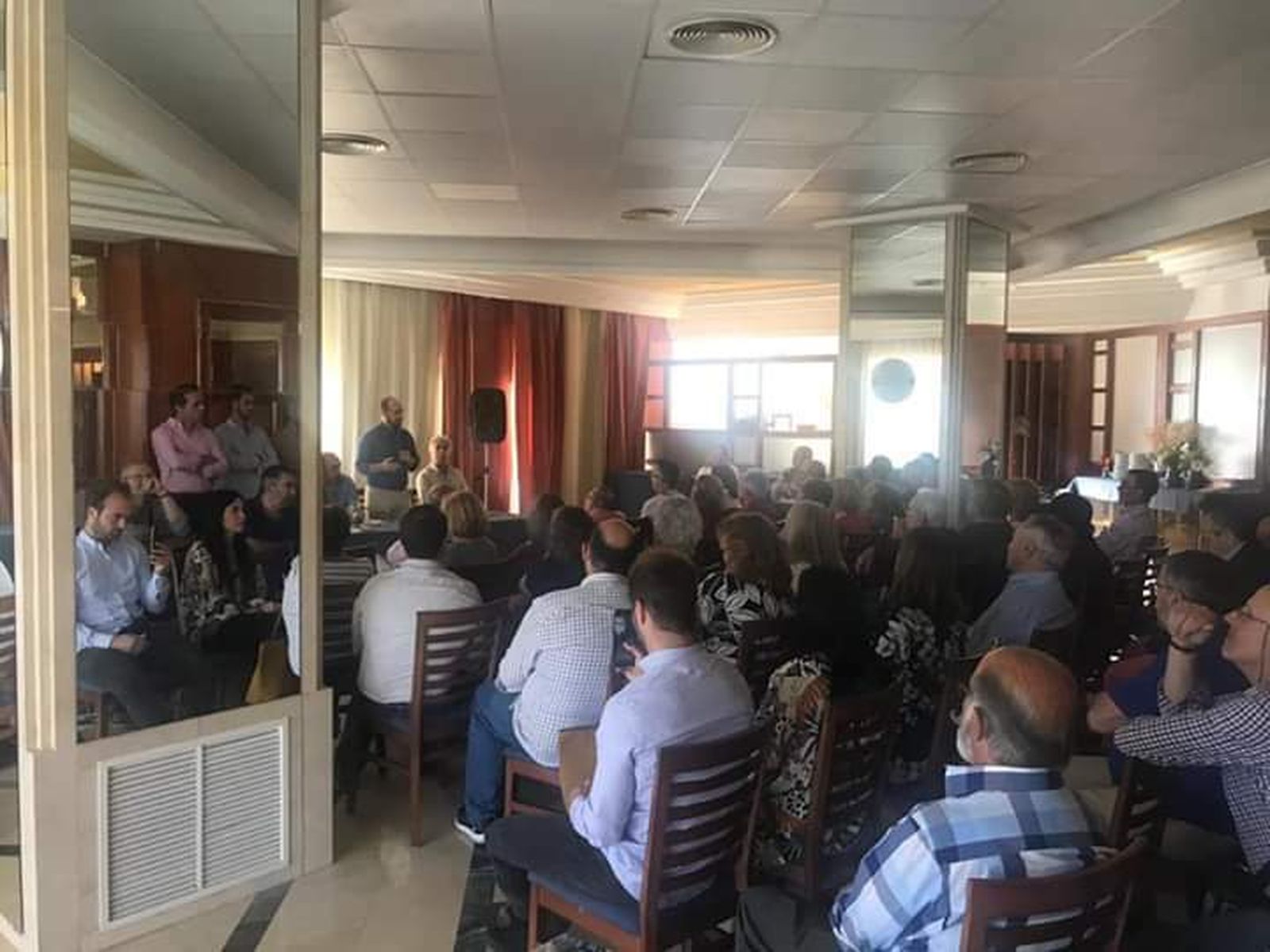 Imagen del salón del hotel Puerto Bahía durante la intervención de Germán Beardo.