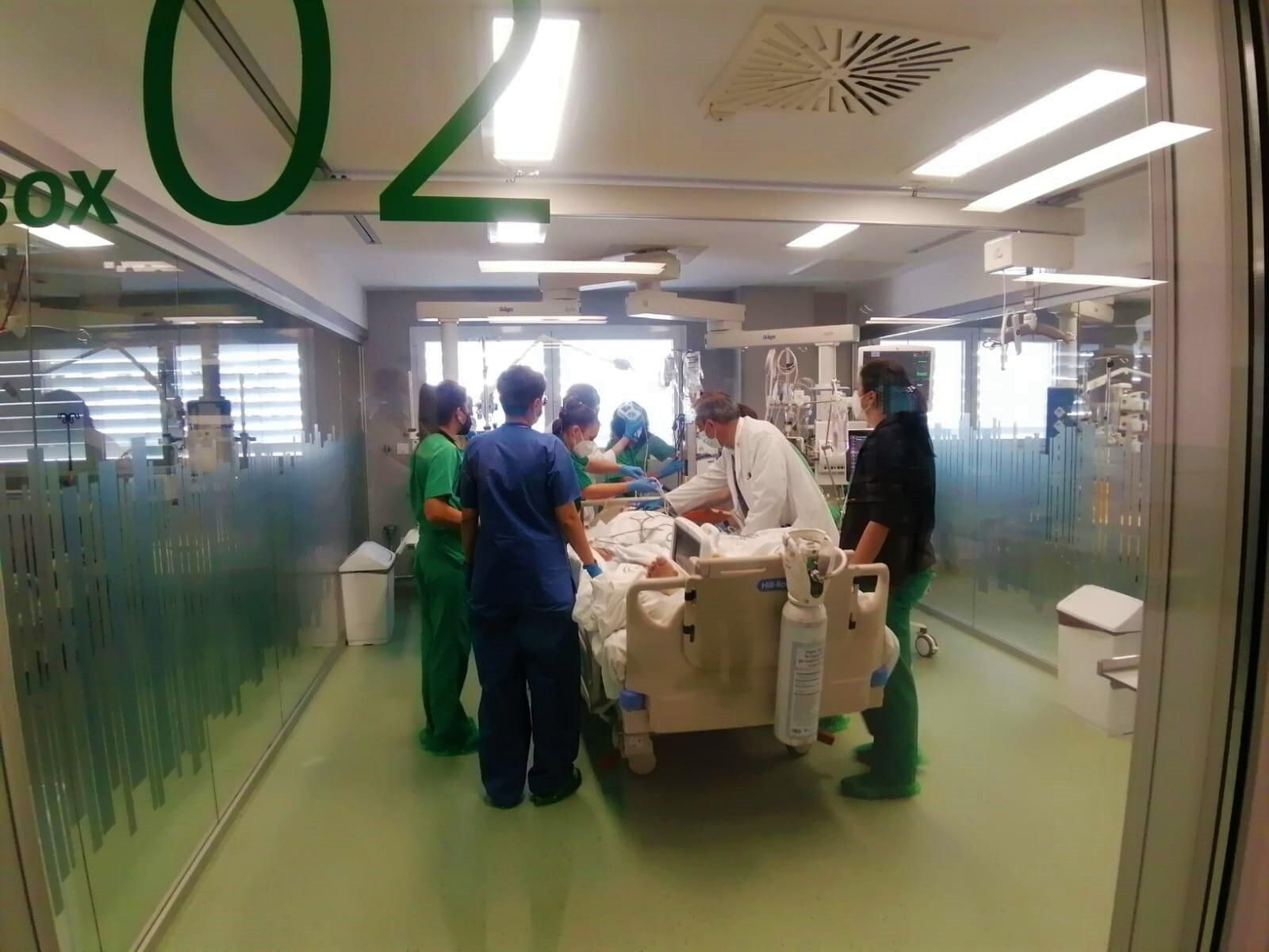 Profesionales trasladan a los pacientes a la nueva UCI del Hospital de Osuna.