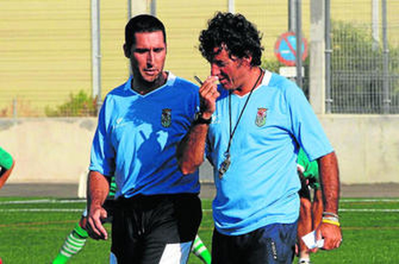 Manolo Rueda (d), durante un entrenamiento del Puerto Real.