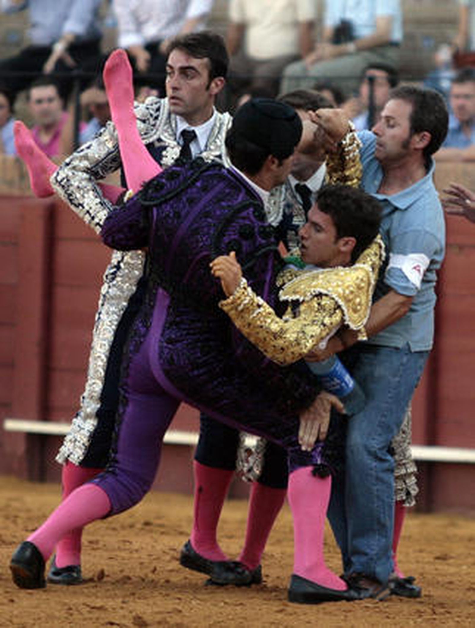 Espaliú es ayudado por la cuadrilla tras la cornada.

Foto: Juan Carlos Muñoz