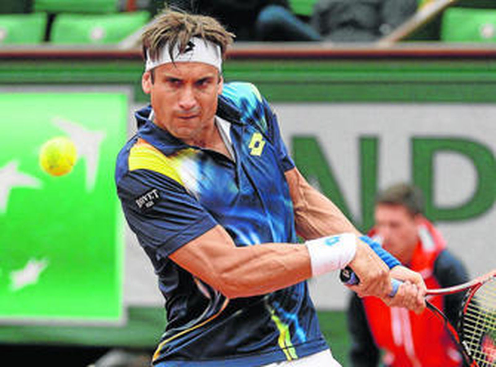 David Ferrer se dispone a golpear la pelota durante un encuentro del pasado Roland Garros.