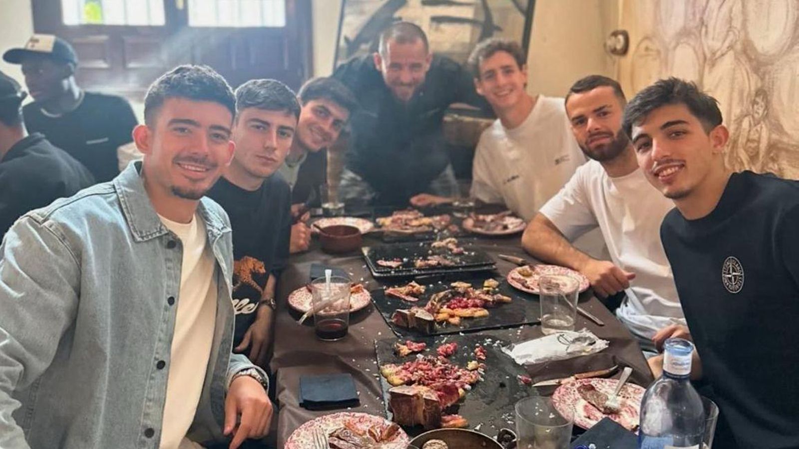 Pablo Rivera, durante una de las últimas comidas del primer equipo junto a Kike Salas, Juanlu Sánchez, Manu Bueno, Alberto Flores y Ramón Martínez.