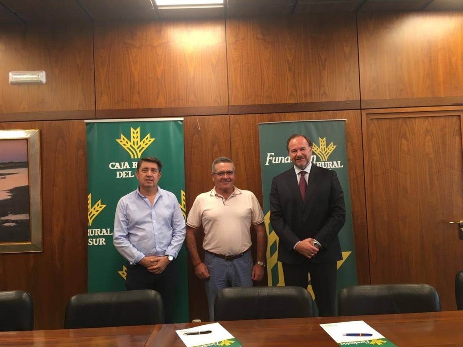 Responsables de la cooperativa y la Caja Rural del Sur.