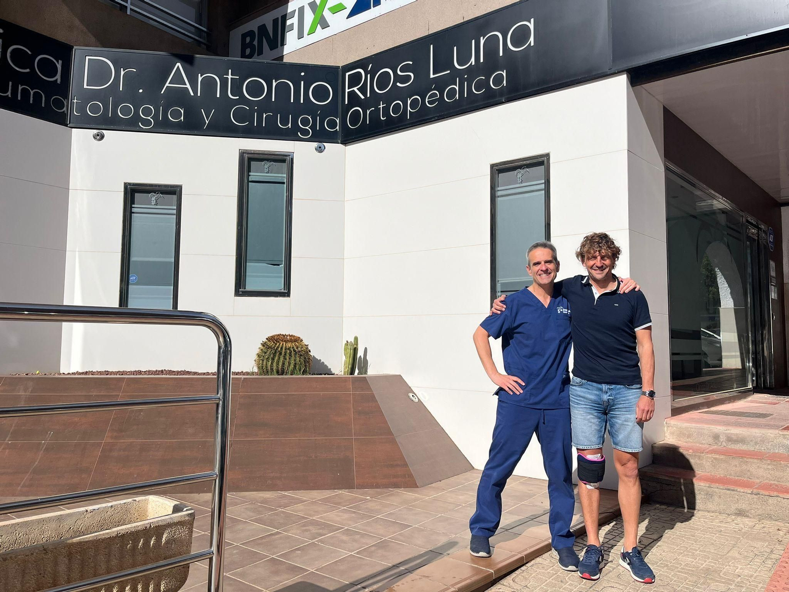 El doctor Ríos junto a Íñigo Idiákez en la puerta de su consulta