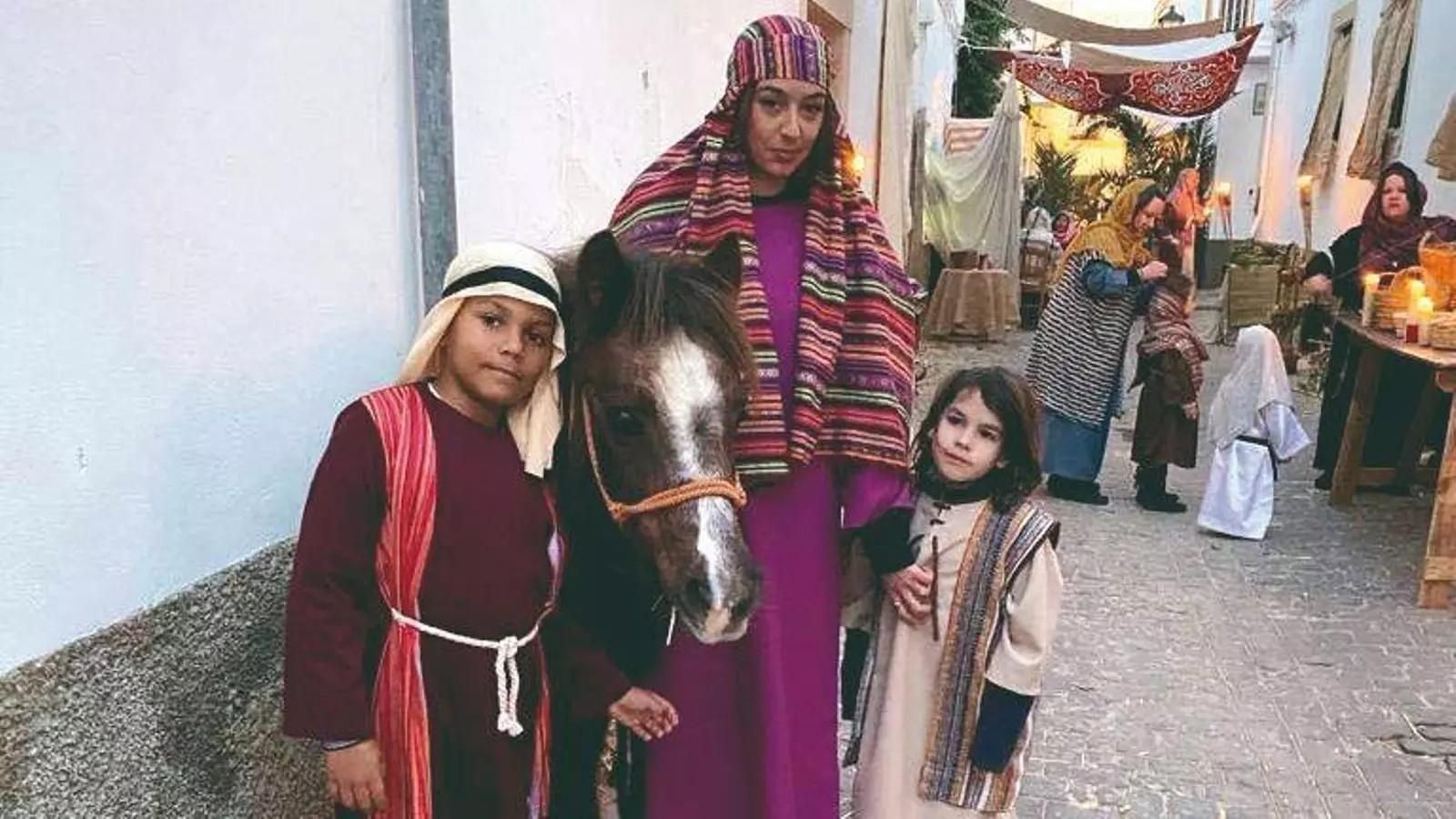 Numerosos pequeños toman parte en esta representación.