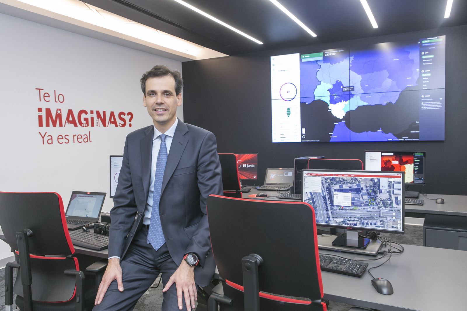 Rafael Alcaide en la sede del Smart Center 5G de Vodafone.