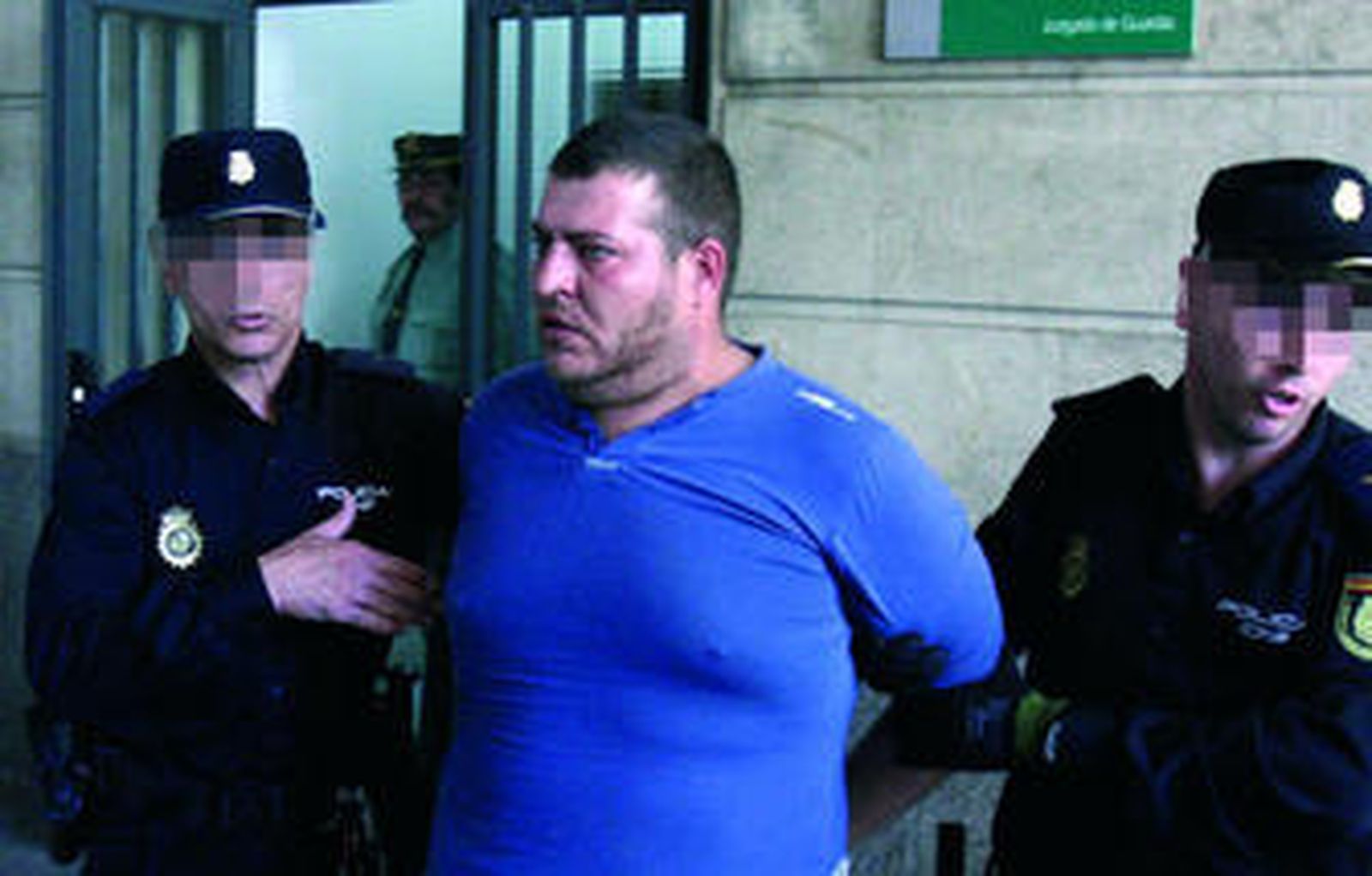 Óscar Riquelme, custodiado por la Policía el día de su puesta a disposición judicial.