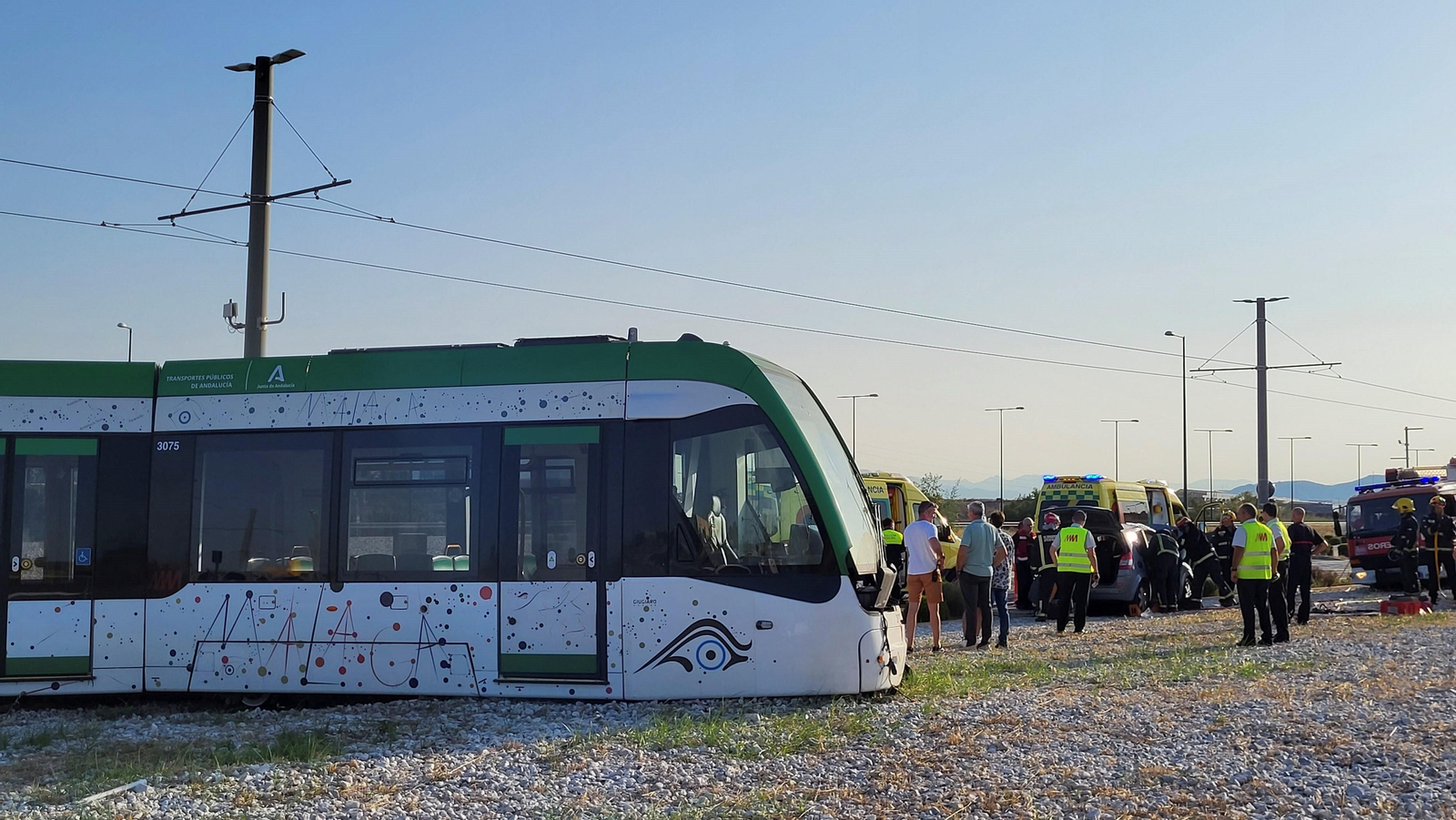 Las fotos del accidente entre el Metro de Málaga y un coche en El Cónsul