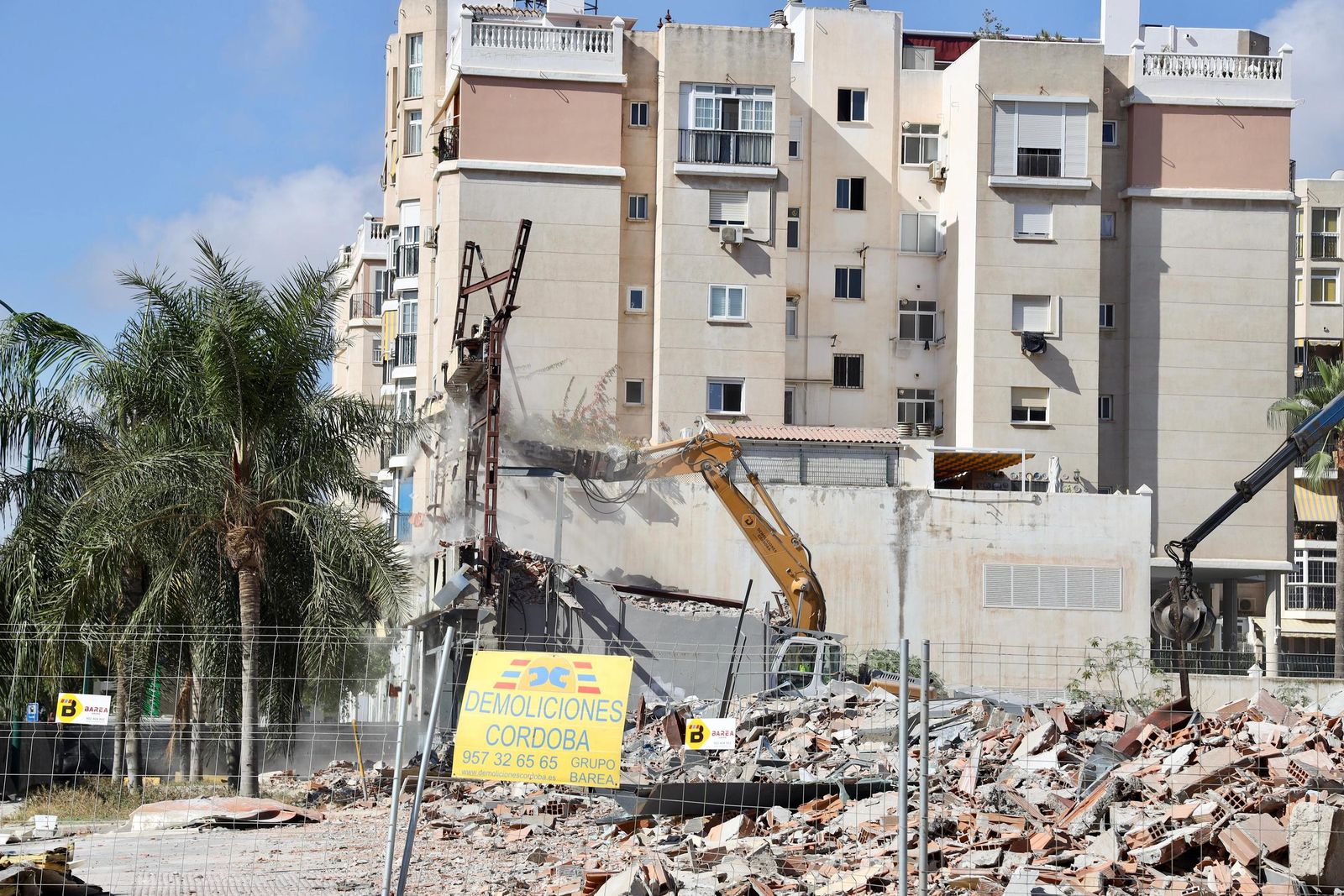 Las antiguas cocheras de Portillo reducidas a escombros en fotos