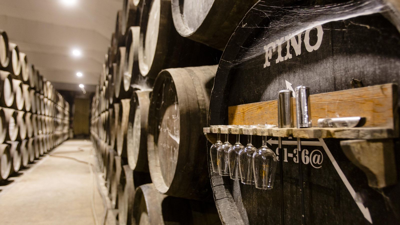Botas de vinos de Chiclana dispuestas en el clásico sistema de criaderas y soleras.