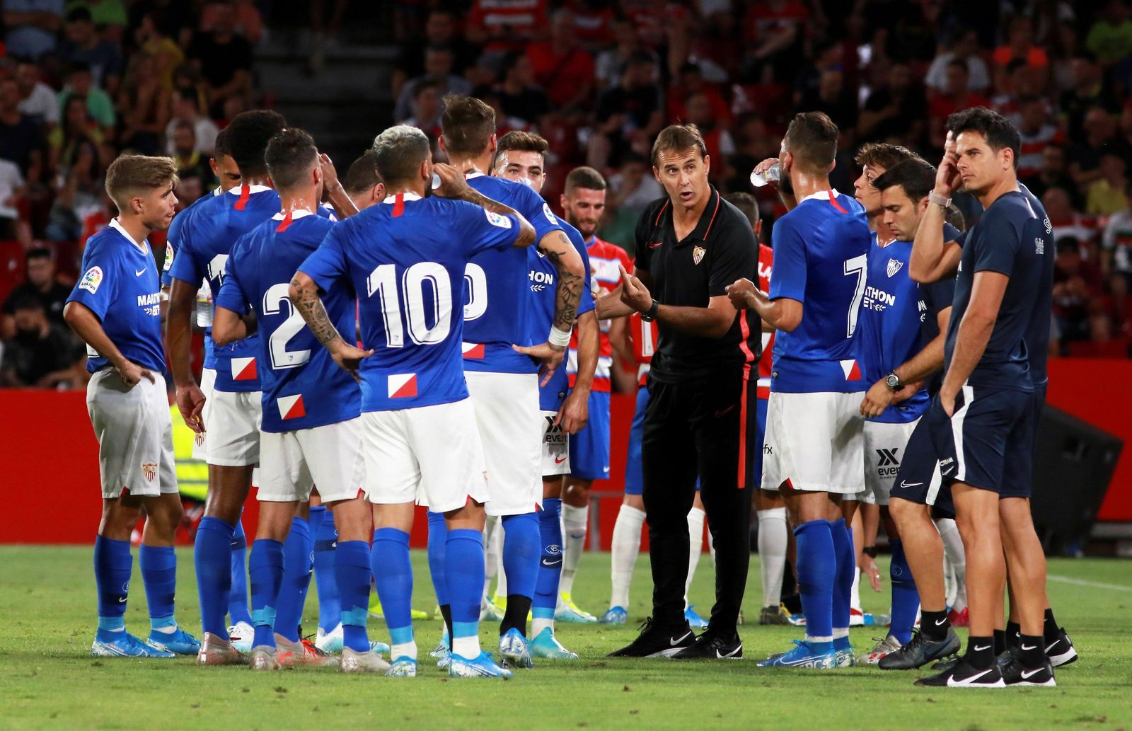 Lopetegui aprovecha un receso de hidratación para dar instrucciones en Granada.
