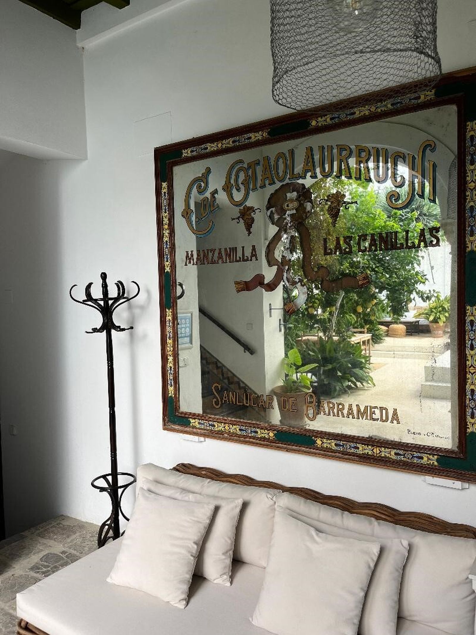 Un antiguo espejo anuncio de una bodega de manzanilla.