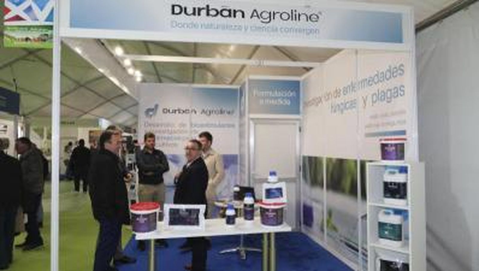 Fernando Batlles atiende a profesionales del sector en el estad de Durbán.