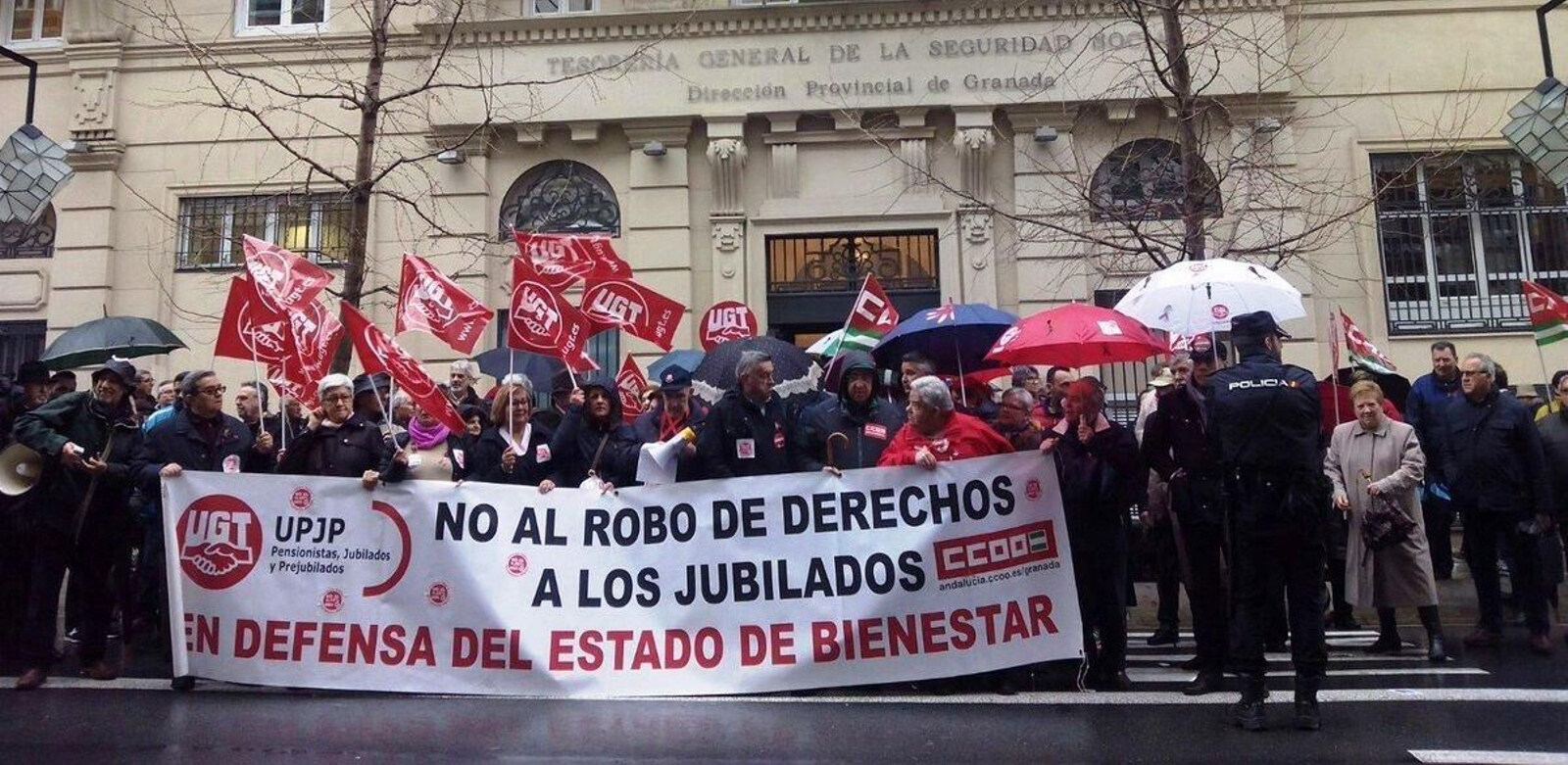 Movilización ayer de los jubilados granadinos frente a las puertas de la Tesorería General de la Seguridad Social.