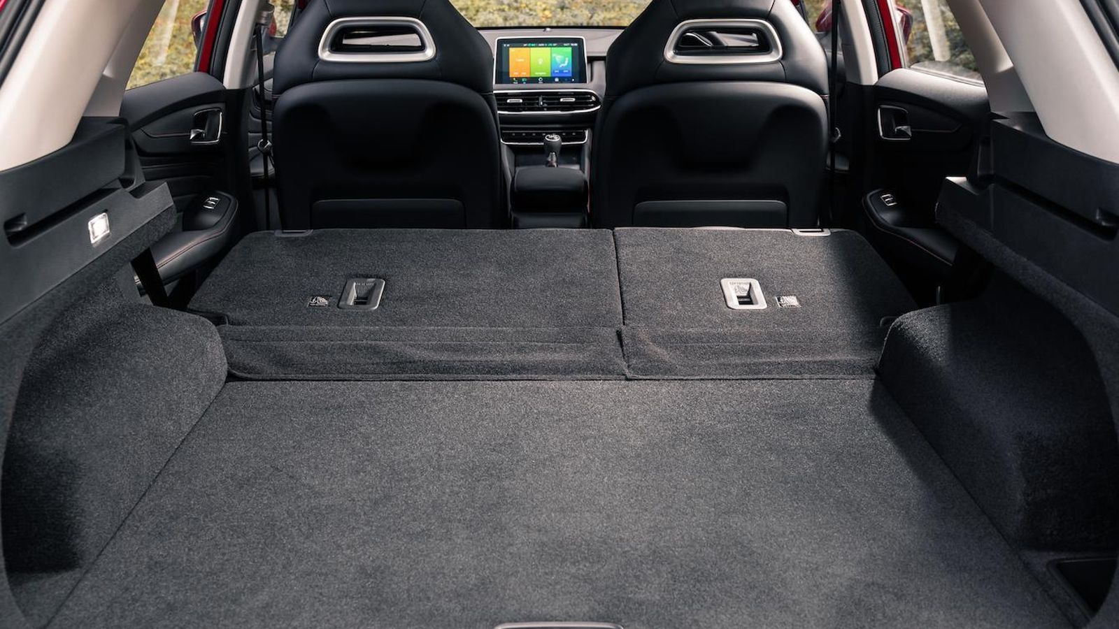 Con más altura en el maletero, aún mejor. Para remediarlo habría que dejar el suelo en el garaje y, de este modo, usar el amplio espacio que hay bajo éste e infrautilizado al apenas servir para situar el kit reparapinchazos.