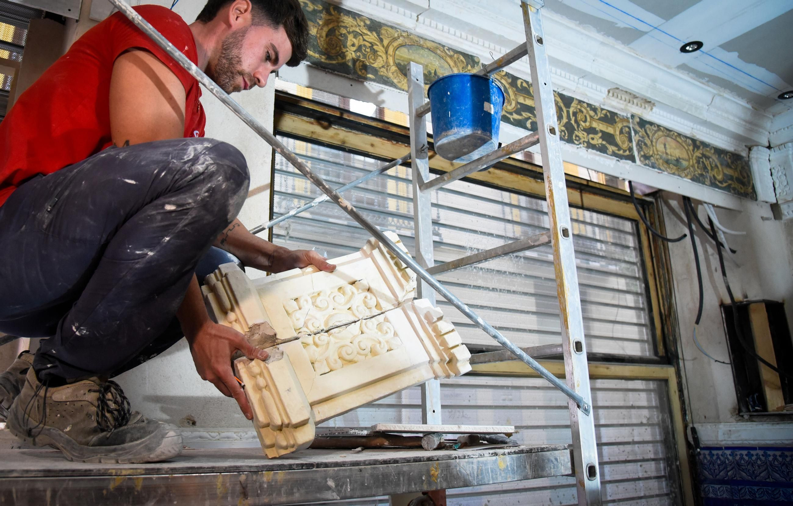 Los paños de escayola vuelven a su lugar.