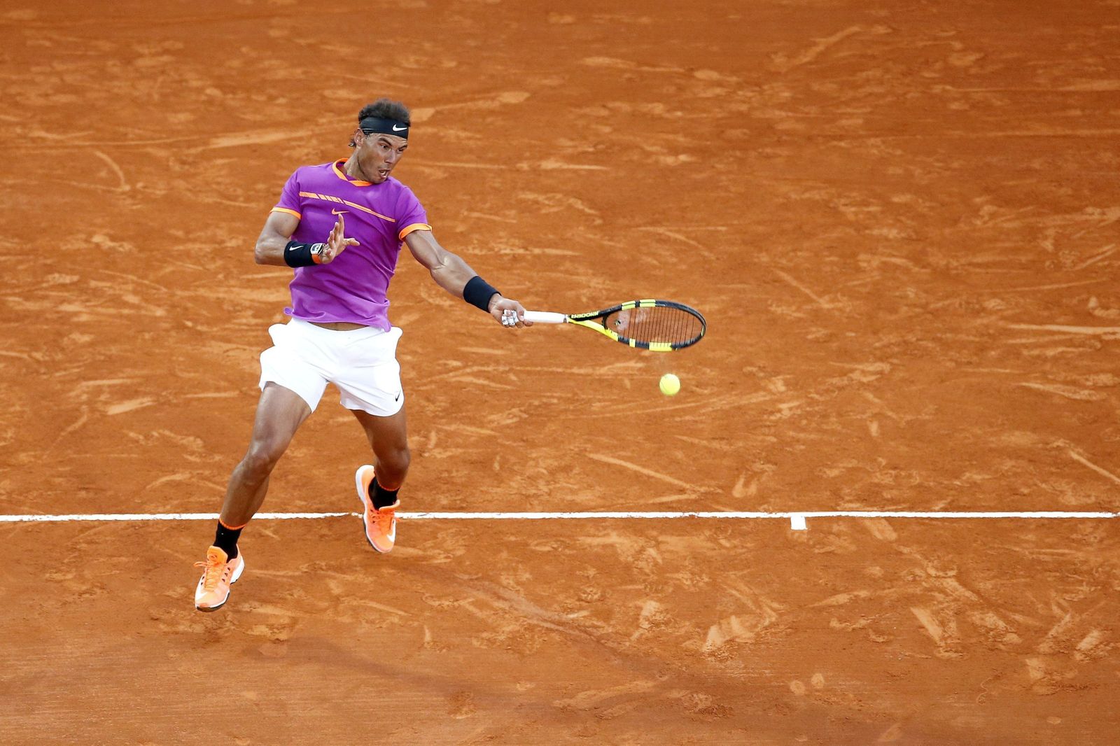 Rafa Nadal devuelve la pelota a Diego Schwartzman en el choque de cuartos.