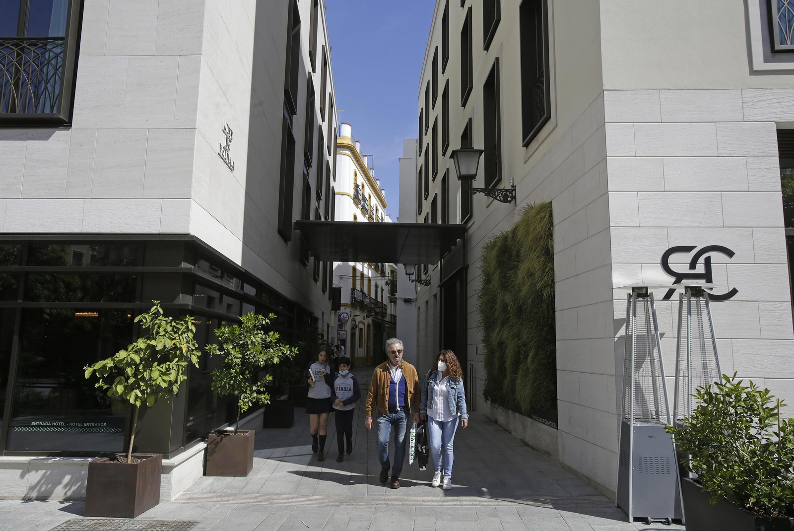 La calle José de Velilla, entre los dos edificios del hotel. La placa quedaría instalada en el de la derecha.