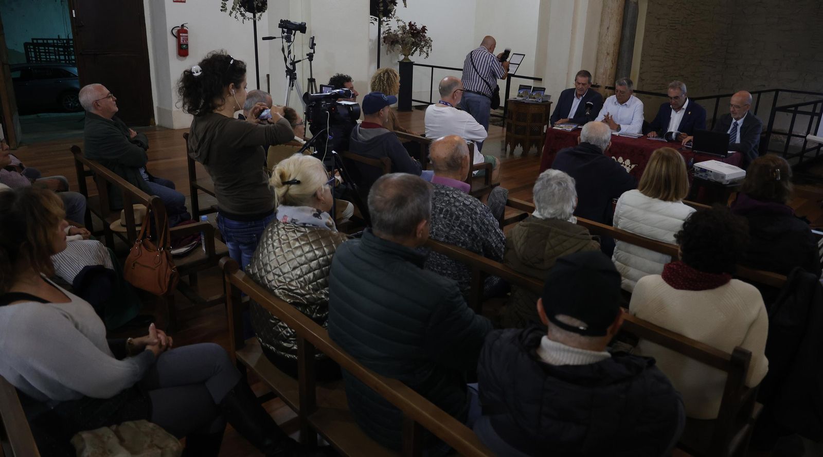 Fotos de la presentación de la guía de patrimonio de Tarifa de Andrés Sarria