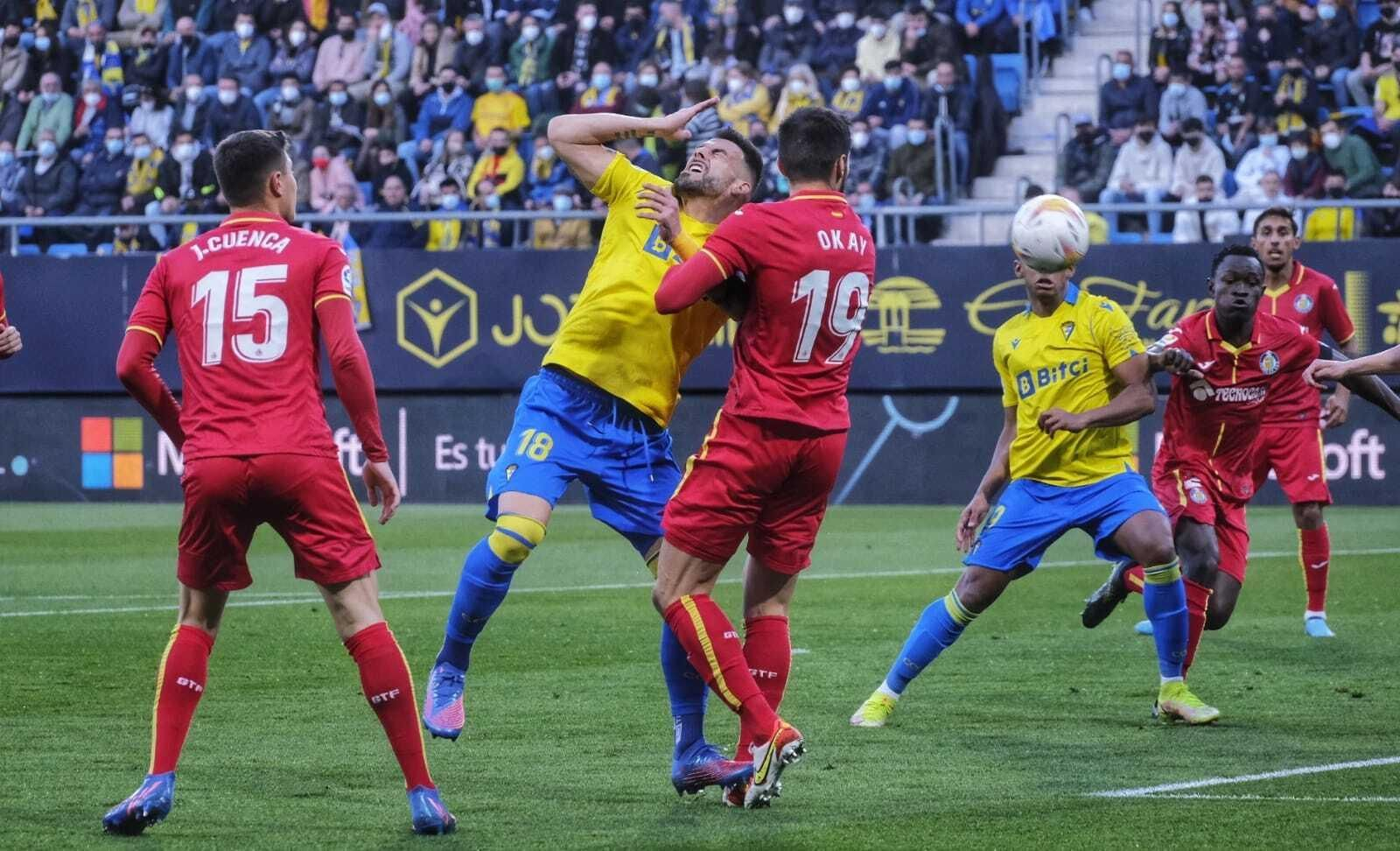 Negredo y Choco Lozano buscan el balón en una acción ofensiva del Cádiz.