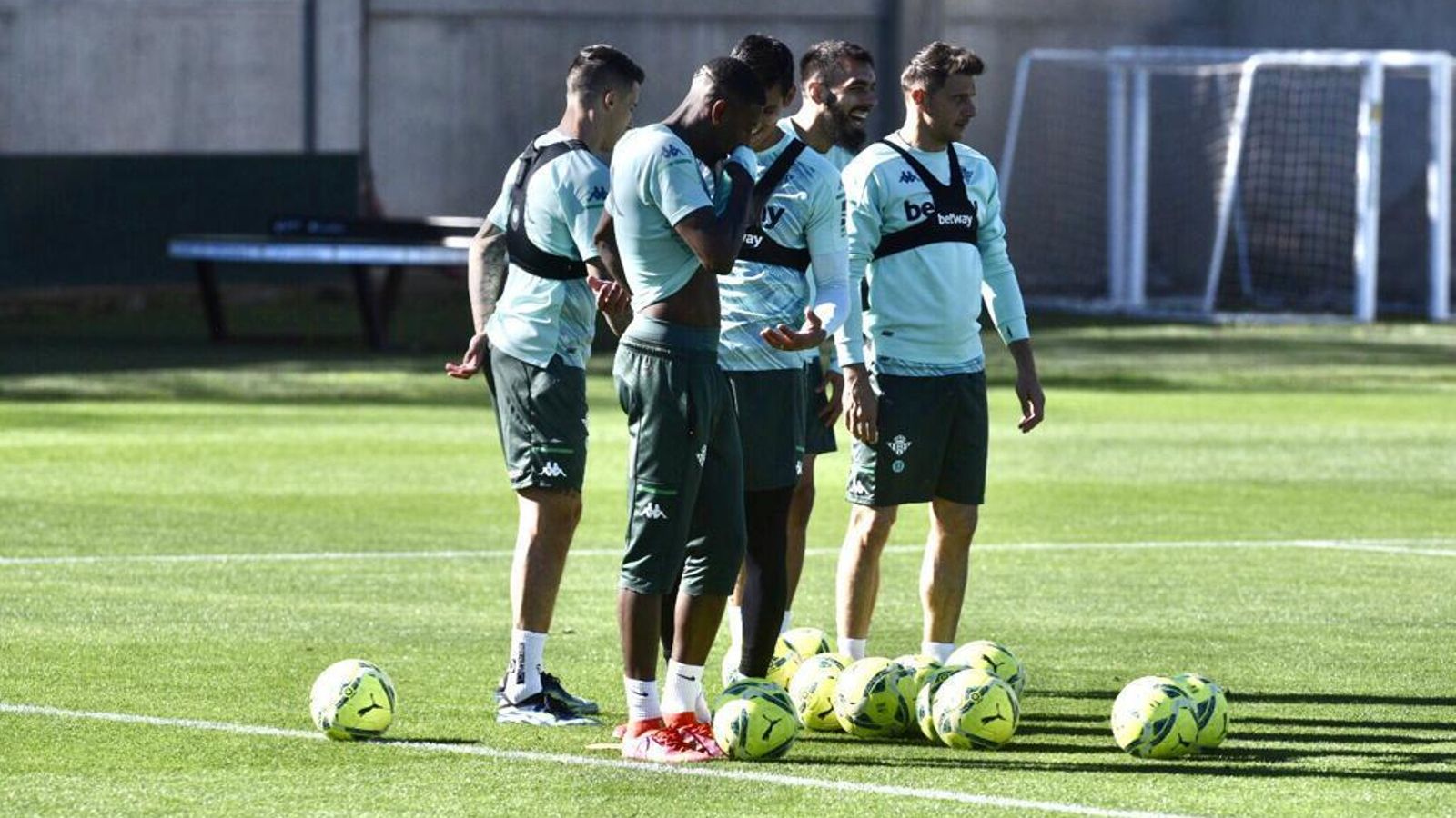 Los jugadores del Betis realizan un ejercicio.