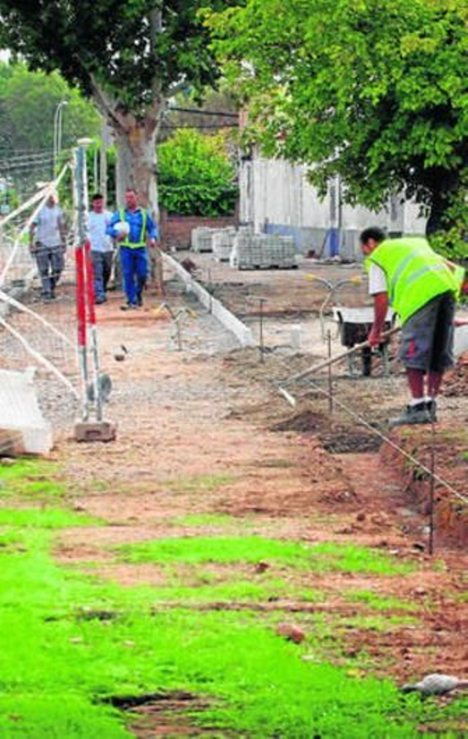 Operarios trabajan en la conexión de Azahara y Electromecánicas.