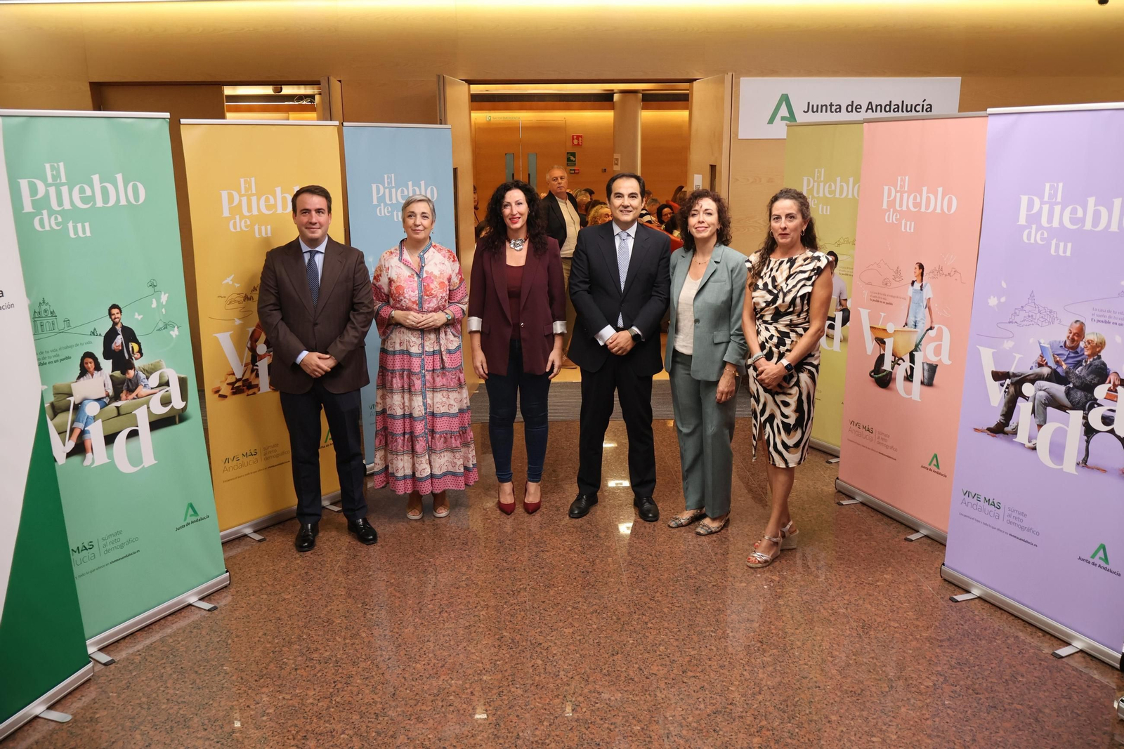 El consjero de Justicia junto a responsables políticos durante la presentación de la campaña este martes.