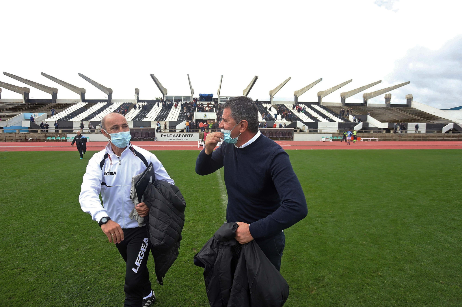 Jovan Stankovik (d), saluda a Antonio Calderón