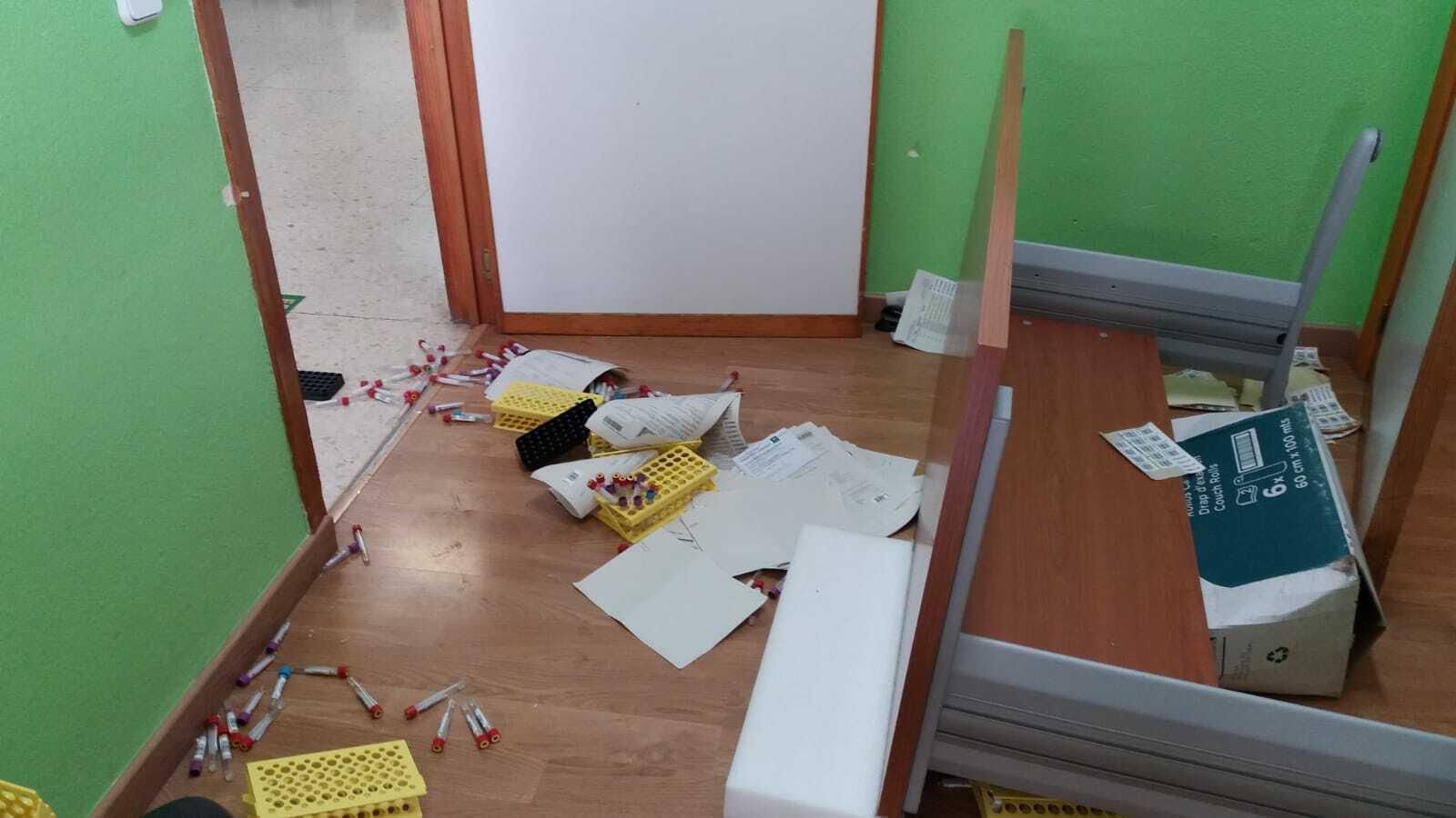 Laboratorio destrozado por un paciente en el centro de salud de San Pedro Alcántara. Laboratorio destrozado por un paciente en el centro de salud de San Pedro Alcántara.