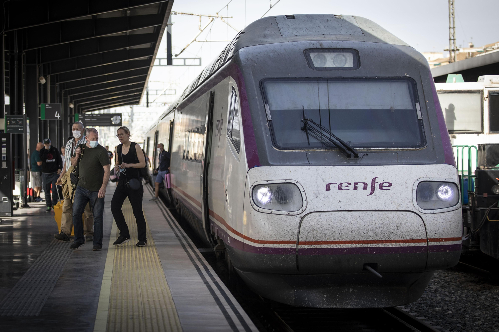 Un tren regional Avant, en la estación de Granada