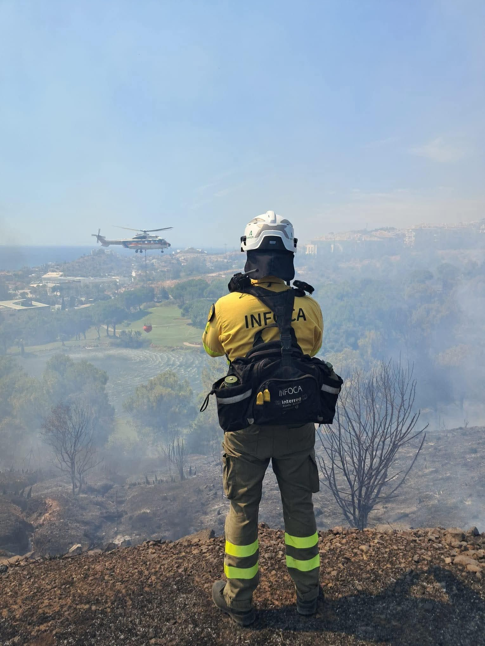 Trabajos de extinción en el incendio de Benalmádena