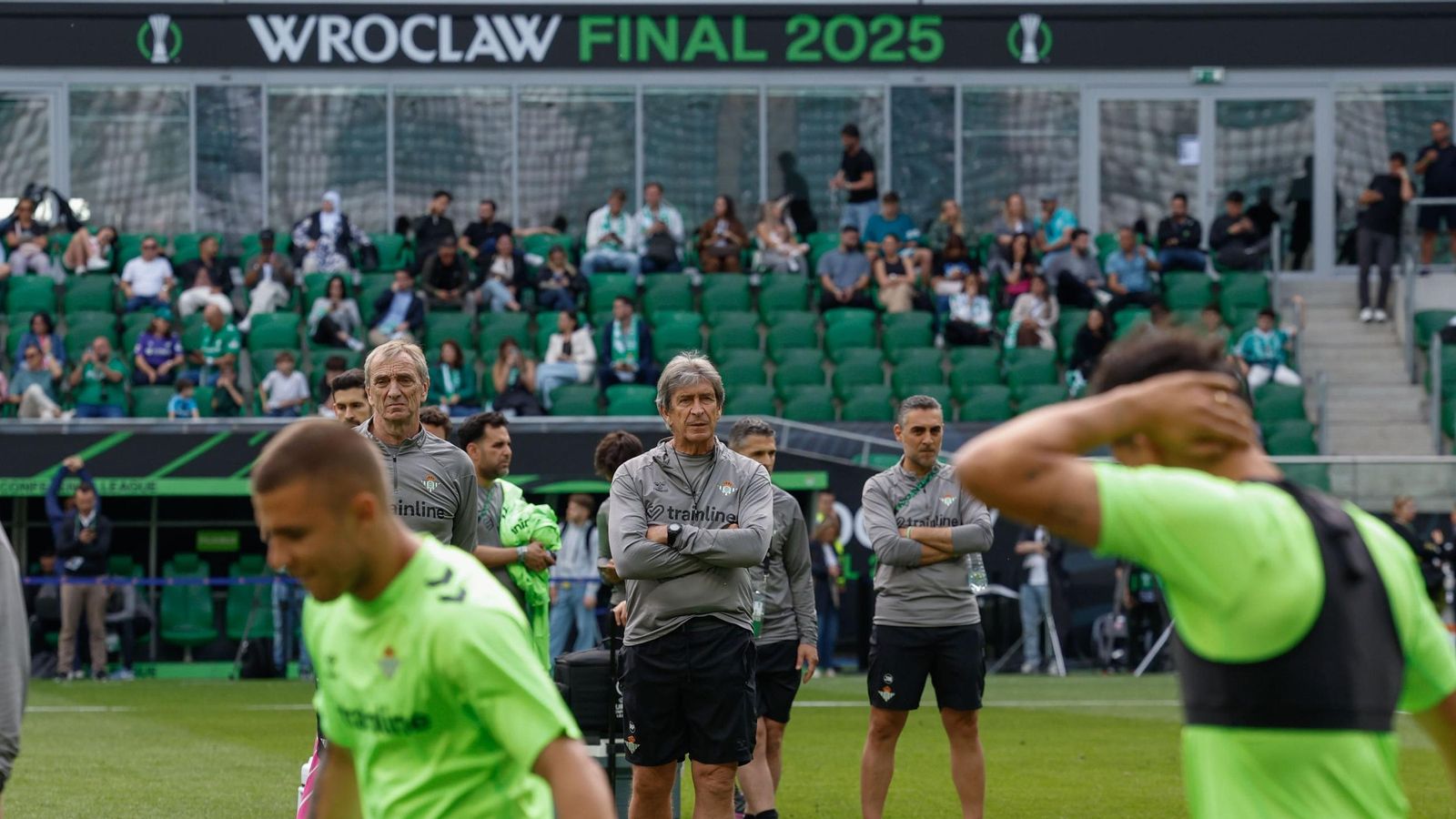 Pellegrini, junto a Rubén Cousillas, observan a sus jugadores en el entrenamiento previo al choque ante el Chelsea en Polonia. Pellegrini, junto a Rubén Cousillas, observan a sus jugadores en el entrenamiento previo al choque ante el Chelsea en Polonia.