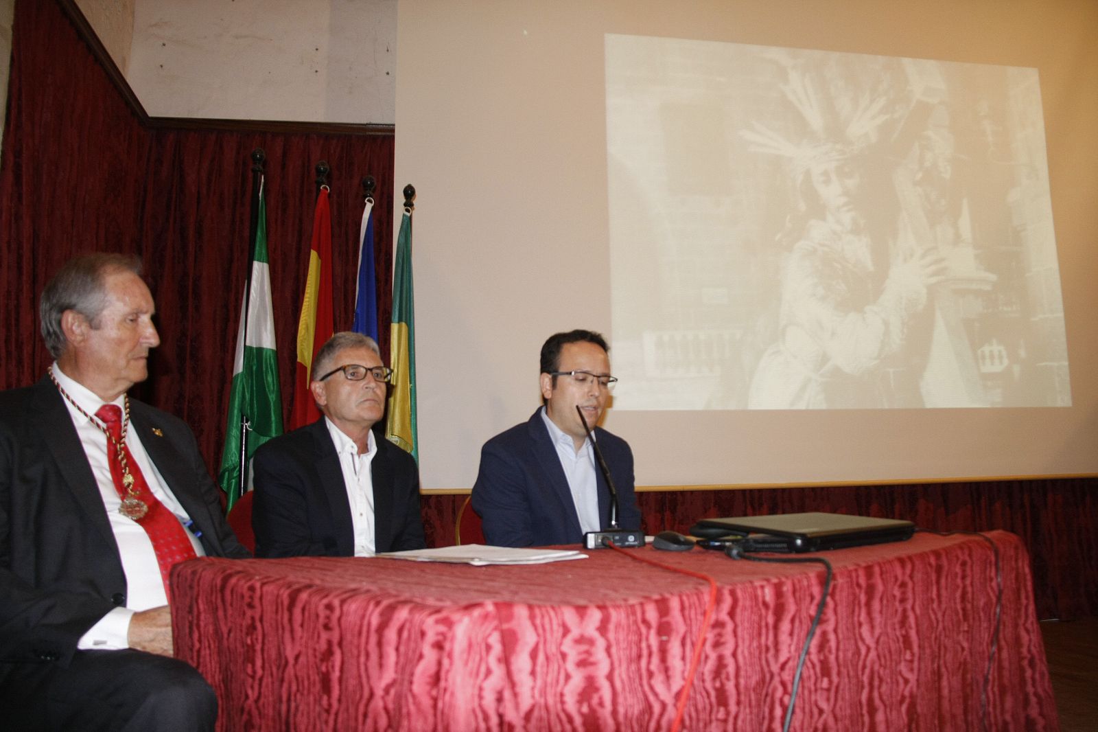 Presentado el libro sobre la hermandad del Nazareno