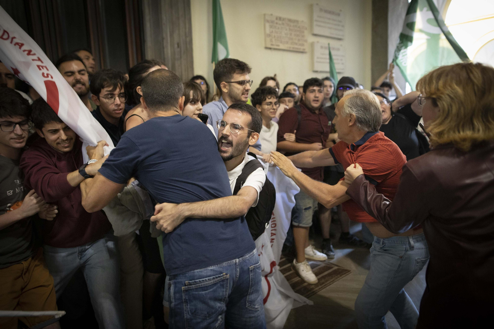 Altercados en la conferencia de Macarena Olona en Granada