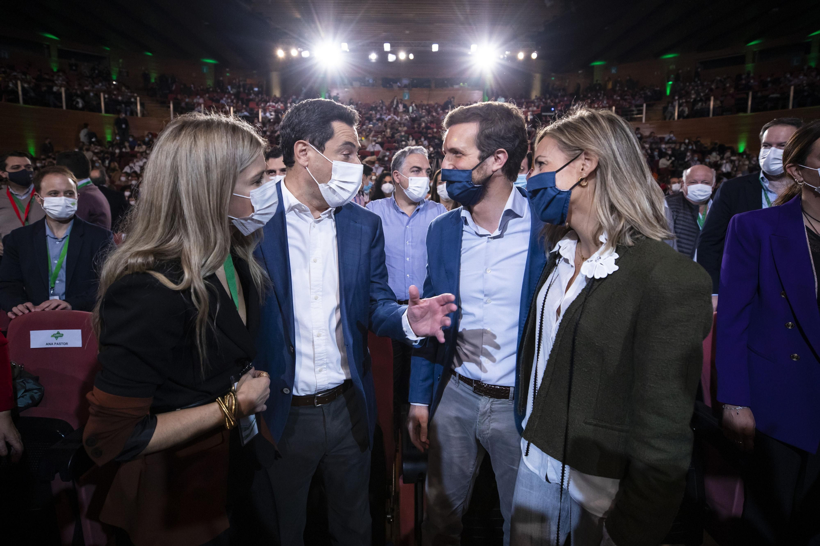 Juanma Moreno y Casado, junto a sus esposas, en Granada.