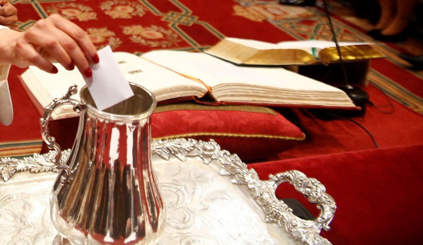 Los concejales del Ayuntamiento de Granada votan al nuevo alcalde en la jarra de los Caballeros XXIV.