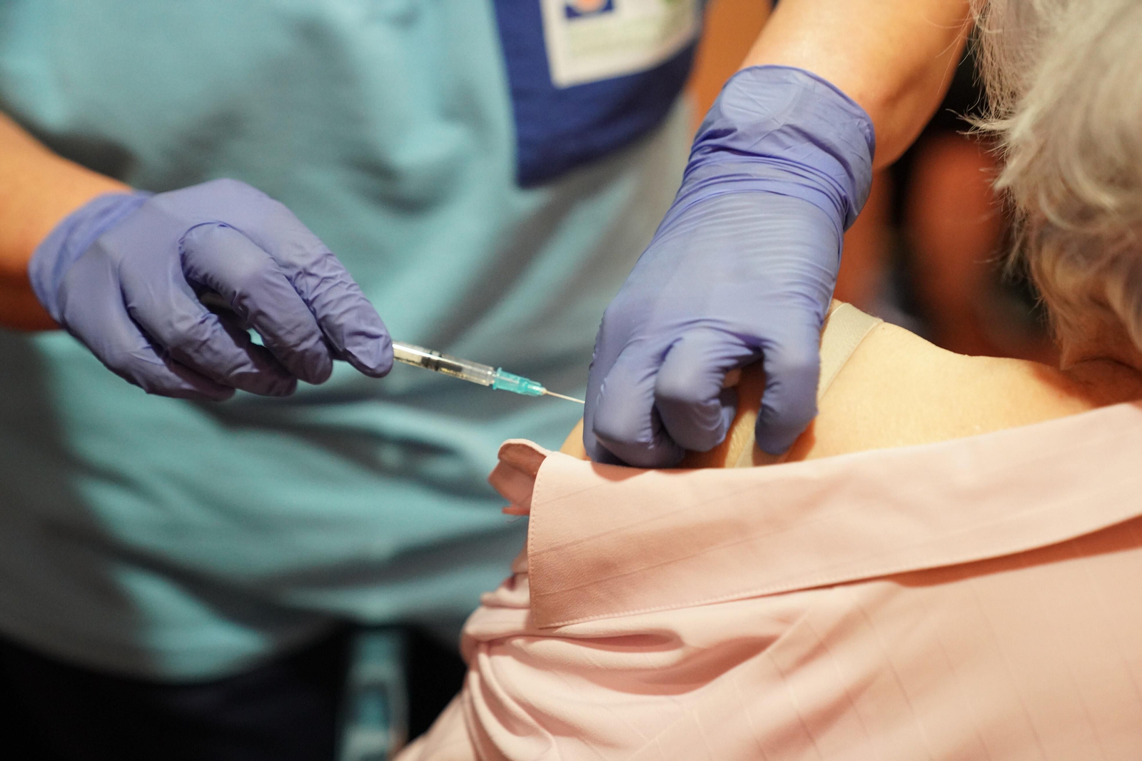 Una enfermera vacuna a una persona en Córdoba.