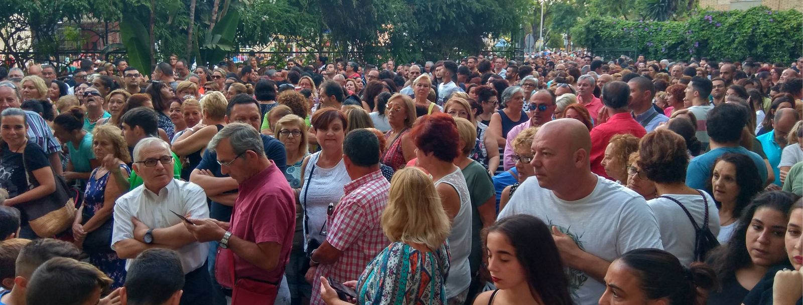 Algunos de los manifestantes en la primera protesta en Pino Montano.