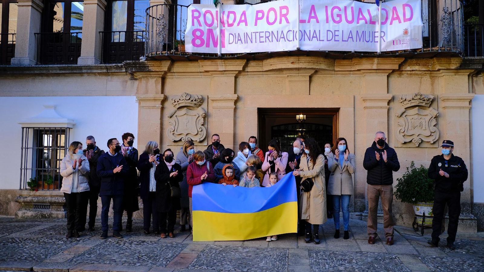 Minuto de silencio por Ucrania a las puertas del Ayuntamiento de Ronda.