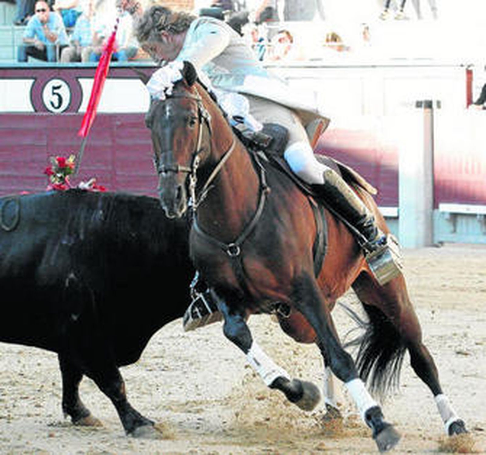 El rejoneador portugués Rui Fernandes, en el momento de clavar un rejón.