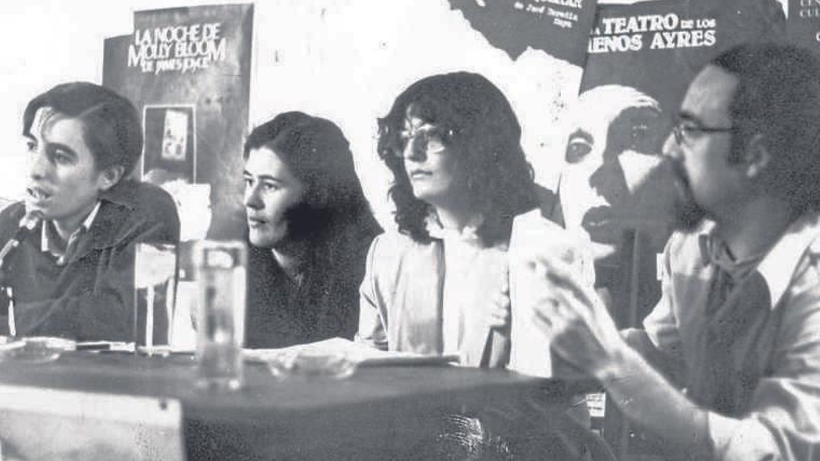 Luis García Montero, Teresa Gómez, Ángeles Mora y Javier Egea en un recital en el bar La Tertulia de Granada