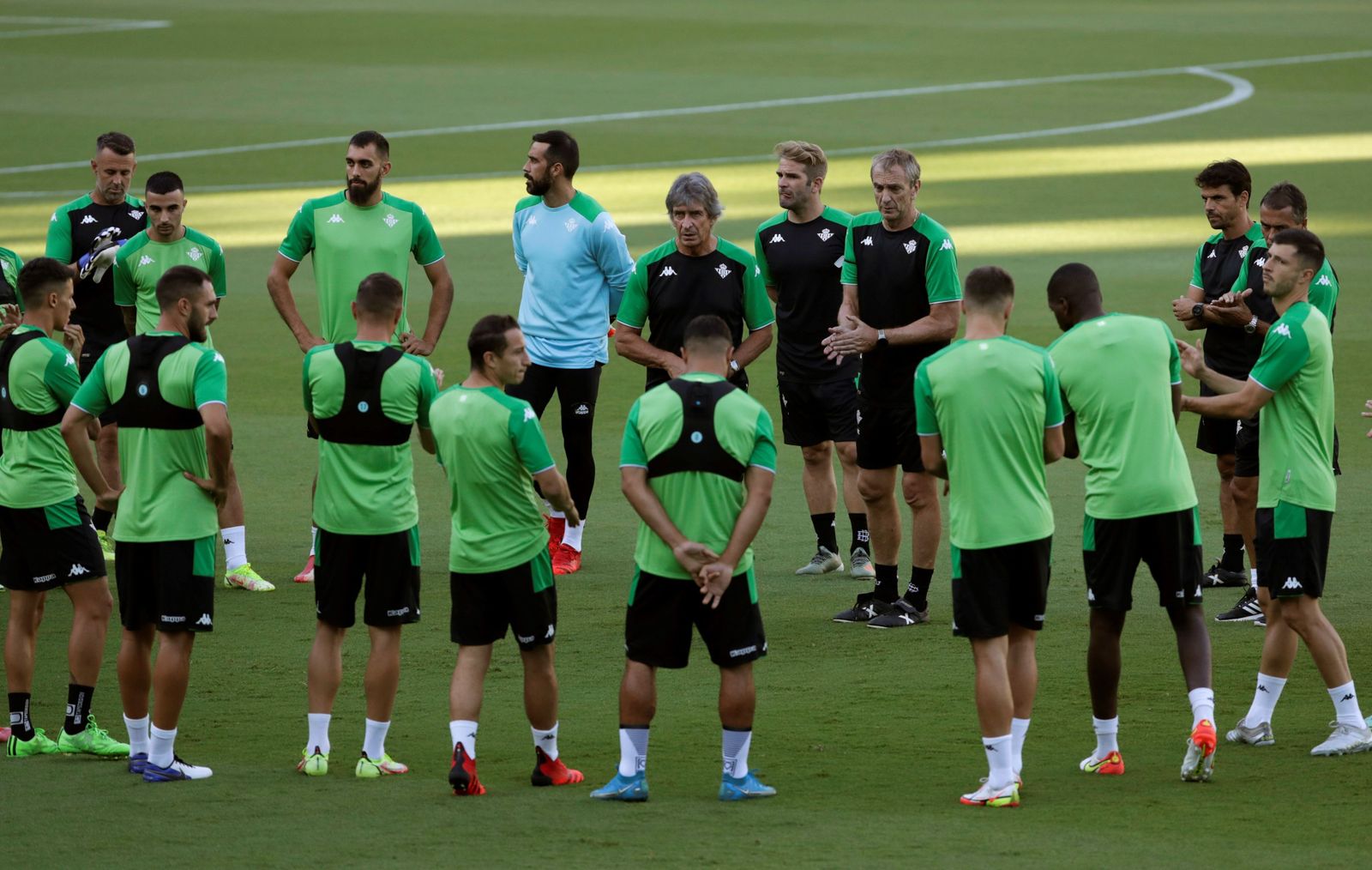 Pellegrini dialoga con su plantilla antes del entrenamiento.