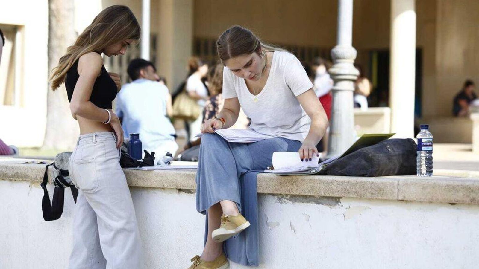 Estudiantes repasan durante el examen de ingreso.