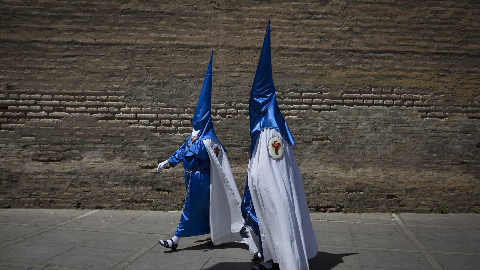 Nazarenos de la Hiniesta junto a la Muralla