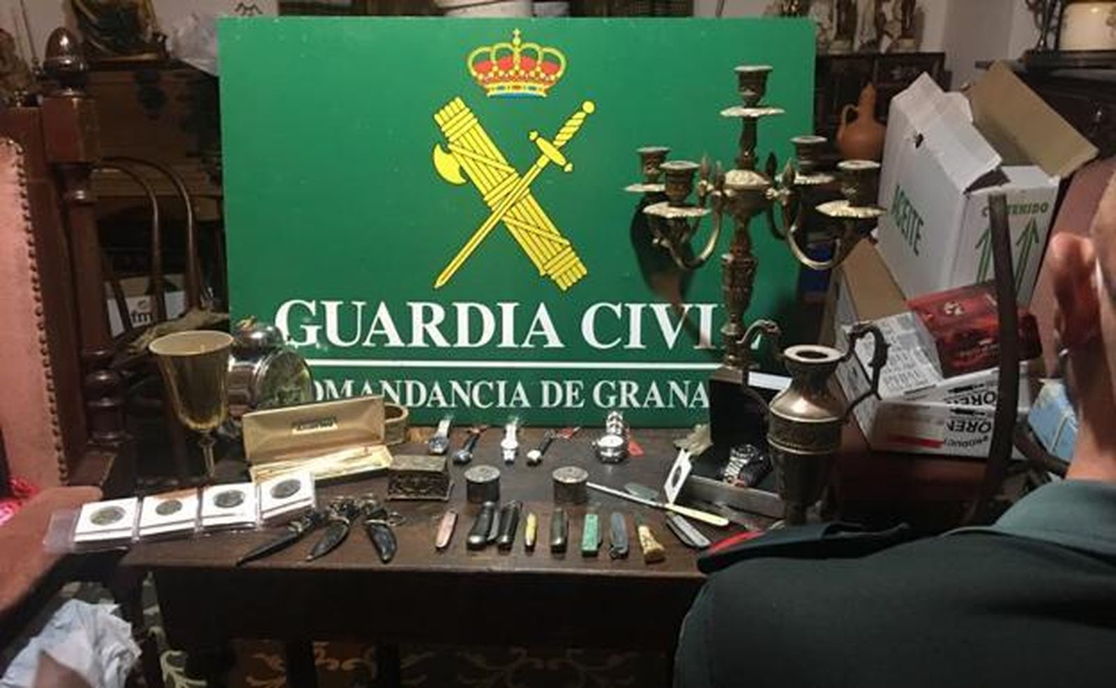 Ante el juez por robar en Granada objetos de coleccionista como una sortija del virreinato de Perú