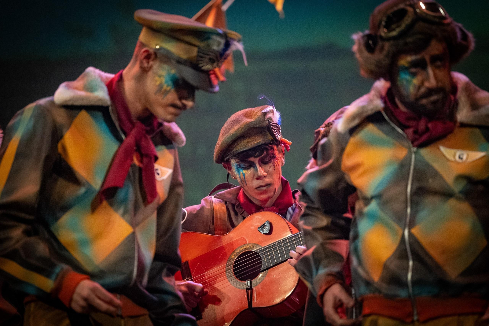 La comparsa de Chipiona 'La tregua', con Javi Tirado a la guitarra.