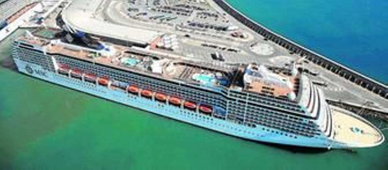 Un buque de cruceros, atracado junto a los suelos en los que se proyecta el hotel.