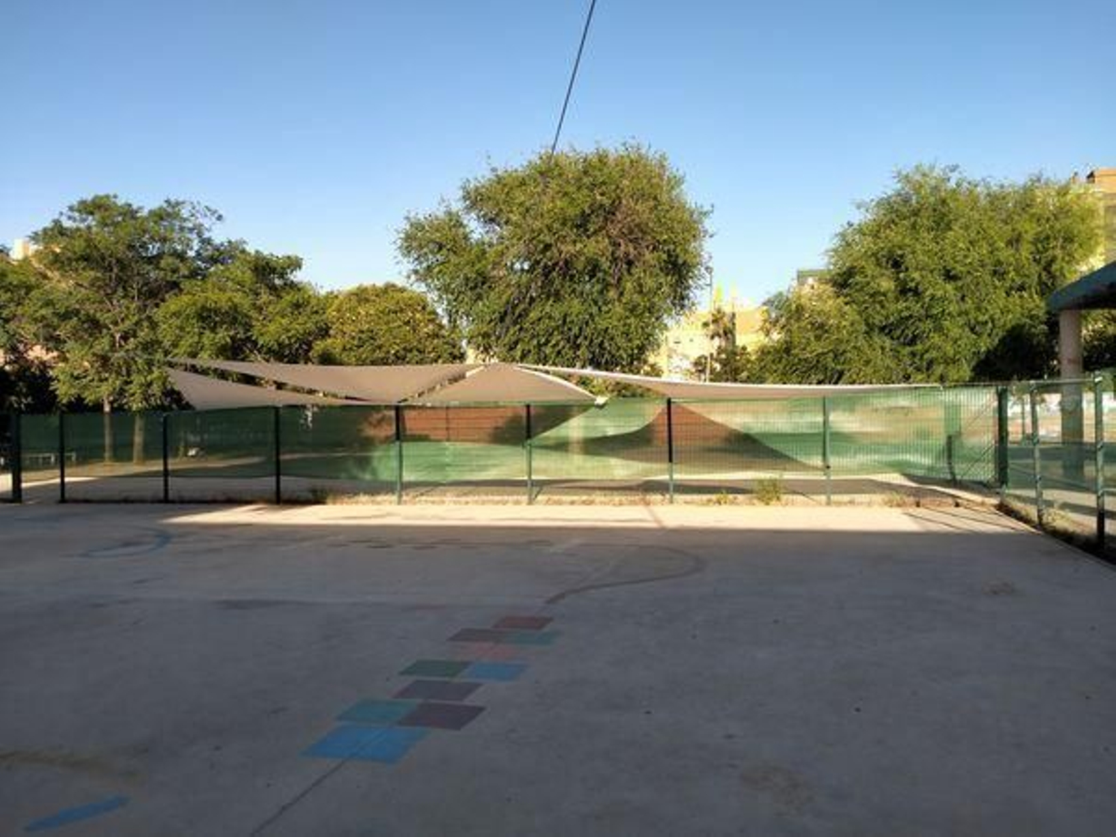Los toldos instalados por los padres del CEIP María Zambrano en el patio de Educación Infantil.