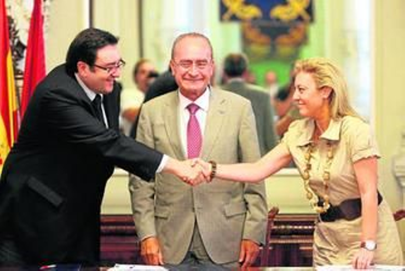 Los diputados Fernando Centeno (PSOE) y Encarnación Paéz (IU), se sentaron en el pleno junto a los sindicalistas de CCOO en contra de los recortes.